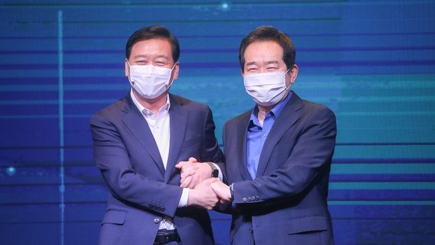 이광재 더불어민주당 의원과 정세균 전 국무총리가 지난 1일 서울 여의도 글래드호텔에서 열린 공명선거 실천 서약식 및 프레스데이 사전행사 '너 나와'에서 기념촬영을 하고 있다 (사진/뉴시스)