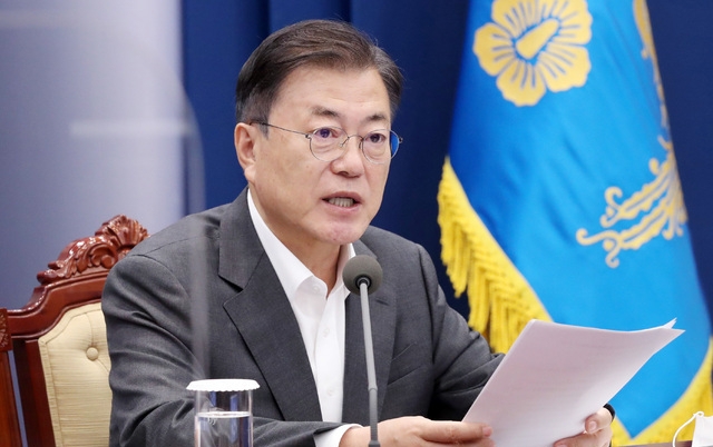문재인 대통령이 지난 5월 17일 오후 청와대 여민관에서 열린 수석보좌관회의에 참석해 발언을 하고 있다 (사진/뉴시스)