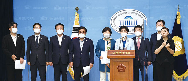백혜련 더불어민주당 의원이 지난 6월 3일 오전 서울 여의도 국회 소통관에서 열린 ‘일본 도쿄올림픽조직위원회의 일본 영토 지도 내 독도 표기 규탄 결의안’ 기자회견에서 발언하고 있다.