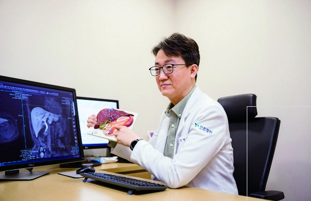 환자에게 MRI 사진을 설명해주는 의사. (사진 제공 = 민트병원)