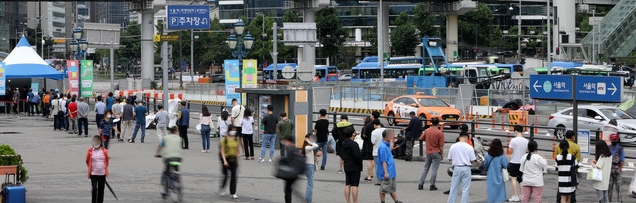 지난 5일 오전 서울 중구 서울역광장에 마련된 코로나19 중구임시선별검사소에서 시민들이 검사를 받기 위해 줄 서 있다 (사진=뉴시스 제공)