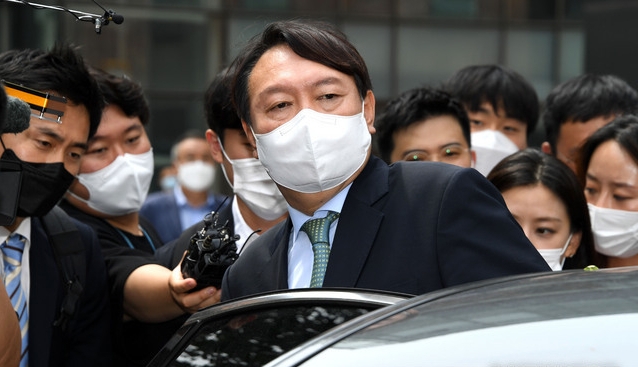윤석열 전 검찰총장이 지난 5일 서울 관악구 서울대학교를 방문해 주한규 원자핵공학과 교수와 면담 후 차량에 탑승하고 있다 (국회사진기자단)