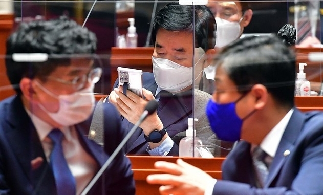 김진표 더불어민주당 부동산특별위원회 위원장이 지난달 18일 오후 서울 영등포구 국회에서 열린 더불어민주당 부동산 세제 논의를 위한 정책 의원 총회에서 스마트폰을 보고 있다 (사진=공동취재/뉴시스 제공)