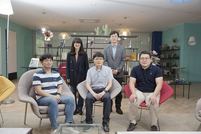 하이퍼-컴포저블 데이터센터 연구센터 연구진(왼쪽 위부터 시계방향으로, 최영리 교수, 백웅기 센터장, 전유석 교수, 임영빈 교수, 문현곤 교수)