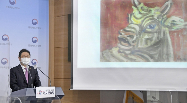 황희 문화체육관광부 장관이 지난 4월 28일 오후 서울 종로구 정부서울청사 별관에서 고 이건희 삼성전자 회장 소장 문화재·미술품 기증 관련 브리핑을 하고 있다. (공동취재사진)