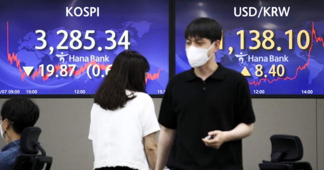 코스피는 전 거래일(3305.21)보다 19.87포인트(0.60%) 내린 3285.34에 마감한 7일 오후 서울 중구 하나은행 딜링룸에서 딜러들이 업무를 보고 있다. 이날 코스닥지수는 전 거래일(1044.96)보다 2.40포인트(0.23%) 오른 1047.36에, 서울 외환시장에서 원·달러 환율은 전 거래일(1131.5원)보다 8.4원 오른 1138.1원에 마감했다 (사진=뉴시스 제공)