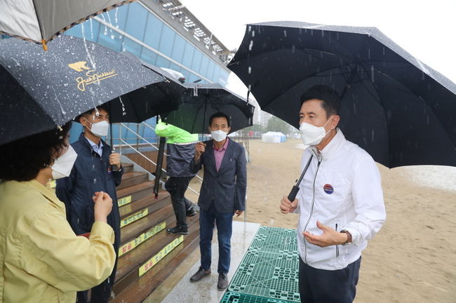 이강덕 포항시장이 해수욕장 개장 전 방역 준비상황을 점검하고 있다.