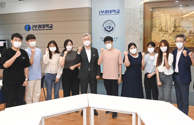 비교과 서포터즈 학생들이 장영수 총장(왼쪽 다섯 번째)와 기념촬영하고 있다.