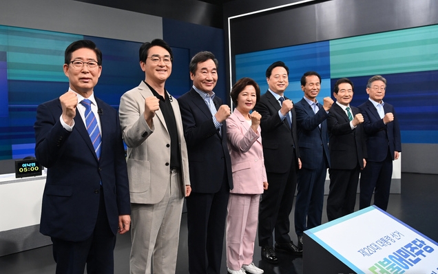 더불어민주당 대선 경선 예비후보들이 지난 5일 서울 마포구 JTBC 스튜디오에서 열린 TV 토론회에 앞서 기념촬영을 하고 있다. 왼쪽부터 양승조, 박용진, 이낙연, 추미애, 김두관, 최문순, 정세균, 이재명 (국회사진기자단)