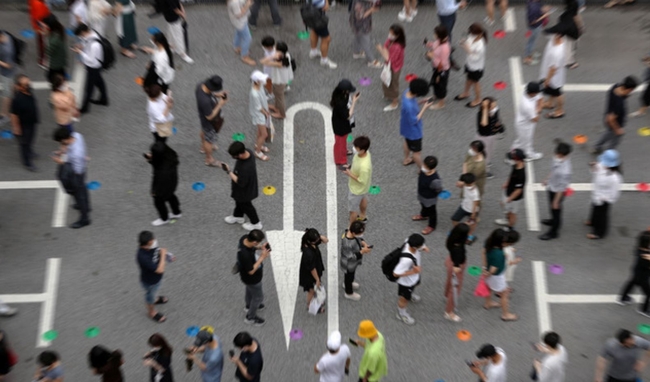 코로나19 신규 확진자가 1,275명(국내발생 1,227명, 해외유입 48명)이 집계된 8일 오전 서울 강남구보건소 선별진료소에 검사를 기다리는 시민들이 줄 서있다 (사진=뉴시스 제공)