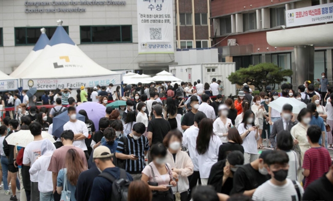 0시 기준 1275명의 신규 코로나19 확진자가 발생한 8일 오전 서울 강남구보건소에 설치된 선별진료소에서 시민들이 검사를 받기 위해 줄을 서고 있다 (사진=뉴시스 제공)