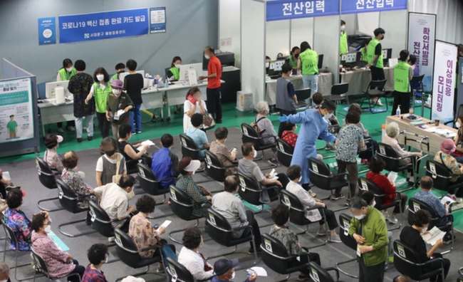 코로나19 백신 하반기 접종이 본격화한 지난 5일 서울 서대문구 북아현문화체육센터 코로나19 백신 예방접종센터에서 시민들이 화이자 백신을 맞은 뒤 관찰을 위해 대기하고 있다 (사진=뉴시스 제공)