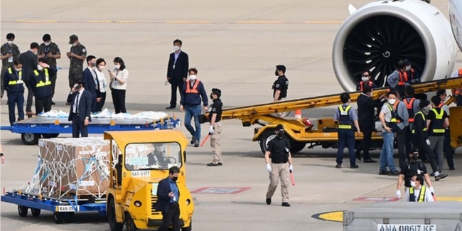 정부가 이스라엘과 '백신 스와프'를 체결하면서 확보한 코로나19 화이자 백신 70만회분이 지난 7일 인천국제공항 화물터미널에 도착하고있다 (사진=뉴시스 제공)
