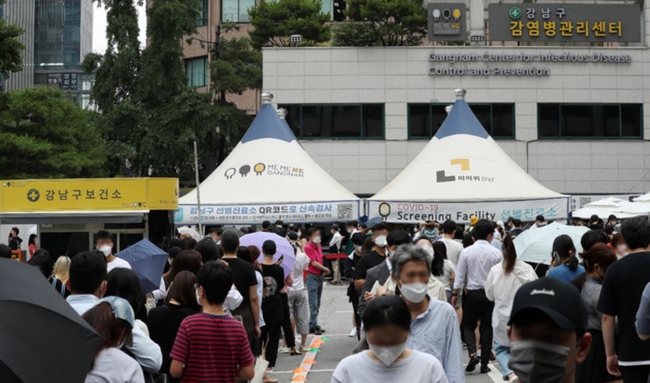 코로나19 신규 확진자가 1,275명(국내발생 1,227명, 해외유입 48명)이 집계된 8일 오전 서울 강남구보건소 선별진료소에 검사를 기다리는 시민들이 줄 서있다 (사진=뉴시스 제공)