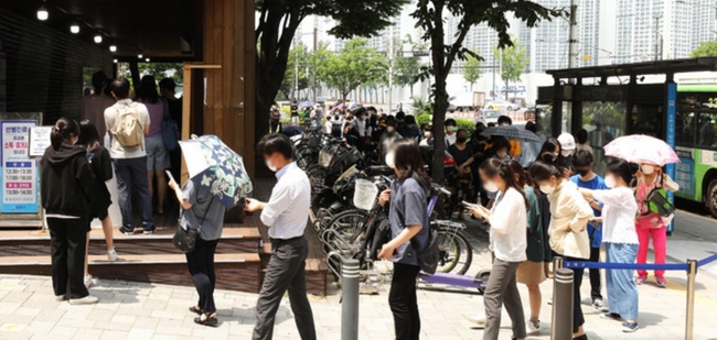 코로나19 신규 확진자가 1275명(국내발생 1227명, 해외유입 48명)이 집계된 8일 오후 서울 송파구보건소 선별진료소에 시민들이 검사를 받기 위해 대기하고 있다 (사진=뉴시스 제공)