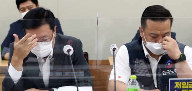 지난달 29일 오후 정부세종청사에서 열린 최저임금위원회 6차 전원회의에서 류기정 사용자 위원과 이동호 근로자 위원이 서로 다른 표정을 짓고 있다 (사진=뉴시스 제공)