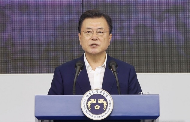 문재인 대통령이 8일 충북 청주시 LG에너지솔루션 오창 제2공장에서 열린 K-배터리 발전전략 보고 'K-배터리, 세계를 차지(charge)하다'에서 발언하고 있다.(사진=뉴시스 제공)