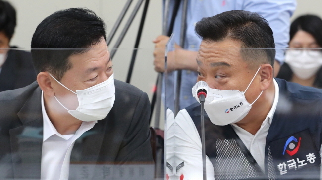 8일 오후 세종시 정부세종청사 최저임금위원회 회의실에서 열린 8차 전원회의에서 사용자위원인 한국경영자총협회 류기정 전무(왼쪽)와 근로자위원인 이동호 한국노총 사무총장이 대화하고 있다. (공동취재사진) 