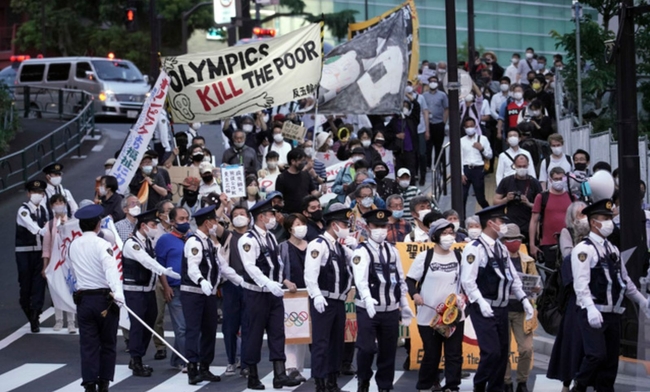 지난달 17일 일본 내 여론조사 결과 일본 국민의 압도적 다수가 코로나19 대유행 기간 동안 도쿄 올림픽을 개최하는 것에 회의적인 반면, 소수의 사람들만이 공개적으로 항의 시위를 벌이는 것으로 나타났다. 사진은 지난달 9일 도쿄 올림픽에 반대하는 사람들이 도쿄 국립경기장 주변에서 올림픽 반대 시위를 벌이는 모습 (사진=뉴시스 제공)