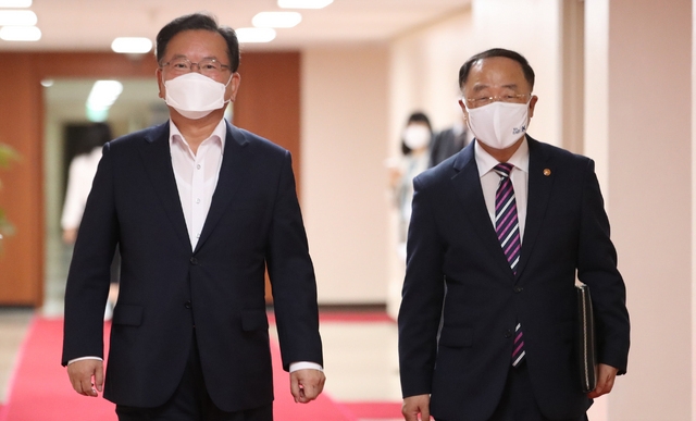 김부겸(왼쪽) 국무총리와 홍남기 경제부총리 겸 기획재정부 장 (사진=뉴시스 제공)