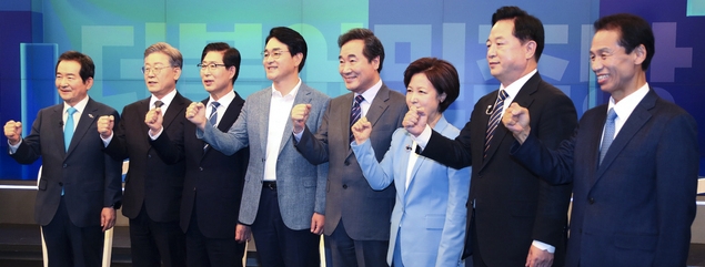 더불어민주당 대선경선 예비후보들이 지난 8일 오후 서울 중구 TV조선 스튜디오에서 열린 TV조선, 채널A 공동 주관 TV토론회에서 기념촬영을 하고 있다. 좌부터 정세균, 이재명, 양승조, 박용진, 이낙연, 추미애, 김두관, 최문순 후보 .(사진=뉴시스 제공)