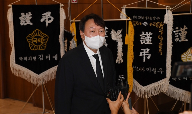 윤석열 전 검찰총장이 지난 8일 오후 서울 서대문구 신촌세브란스병원 장례식장에 마련된 최재형 전 감사원장의 부친 최영섭 퇴역 대령의 빈소를 조문한 뒤 나서며 취재진 질문에 답하고 있다 (사진=뉴시스 제공)