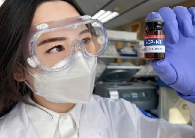 셀리버리 코로나19 치료제 개발팀 내 선임연구원이 미국 임상시험용으로 대량생산된 코로나19 치료제 iCP-NI를 확인하고 있다 (사진=셀리버리 제공)