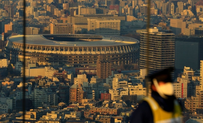 지난 1월 21일 일본 도쿄에 2020 도쿄 올림픽 개막식과 여러 경기가 열릴 예정인 도쿄 국립경기장의 모습이 보인다. 토마스 바흐 IOC 총재와 도쿄올림픽 조직위원회는 2020 도쿄 올림픽이 취소될 것이라는 한 외신 보도에 반발하며 올림픽을 예정대로 주최할 것이라고 밝혔다. 앞서 영국의 더 타임스는 일본 정부가 올해 7월 예정인 도쿄올림픽을 코로나19로 취소할 것으로 내부 결론을 내렸다고 보도한 바 있다 (사진=뉴시스 제공)