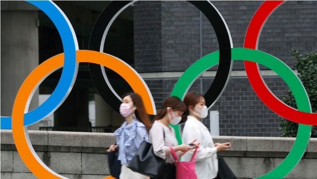 지난 8일 일본 도쿄에서 코로나19 확산 방지를 위해 마스크를 쓴 사람들이 도쿄 올림픽 오륜 조형물 앞을 지나가고 있다. 일본 정부는 도쿄올림픽 개막을 약 2주 앞두고 도쿄도에 코로나19 긴급사태 선언 발령을 결정할 방침인 것으로 알려져 올림픽은 긴급사태 선언 아래 무관중으로 치러질 가능성이 커졌다 (사진=뉴시스 제공)