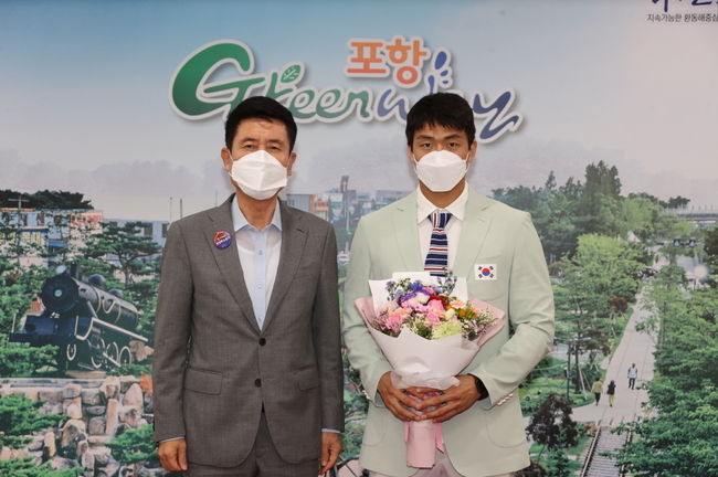 왼쪽부터 이강덕 포항시장, 유도 국가대표 곽동한 선수