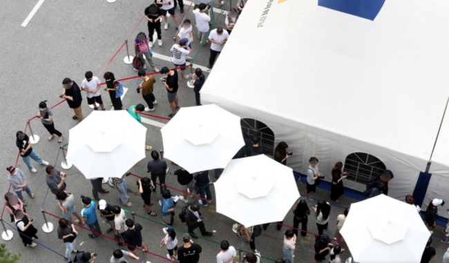 코로나19 확진자가 1300명 대를 넘어서면서 연일 최고치를 경신한 9일 오후 서울 강남구보건소 선별진료소에서 시민들이 코로나19 검사를 받기 위해 길게 줄 지어 서 있다 (사진=뉴시스 제공)