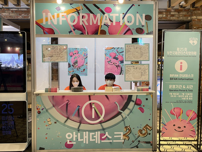  참존 톤업핏 마스크를 착용한 현장 스태프
