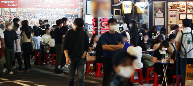 코로나19 4차 대유행에 따라 정부가 수도권 거리두기 4단계 격상을 발표한 9일 오후 서울 중구 을지로 노가리 골목에서 시민들로 붐비고 있다. 12일부터 적용되는 4단계 사적 모임은 오후 6시 이후 2인까지만 허용된다. / 사진제공=뉴시스
