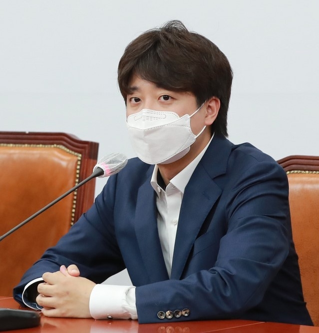 이준석 국민의힘 대표가 9일 오후 서울 여의도 국회에서 열린 대선 경선준비위원회 첫 회의에서 발언을 하고 있다. 경준위는 이날 예비경선(컷오프) 일정 및 회수와 압축 배수 등을 논의한다. (공동취재사진)