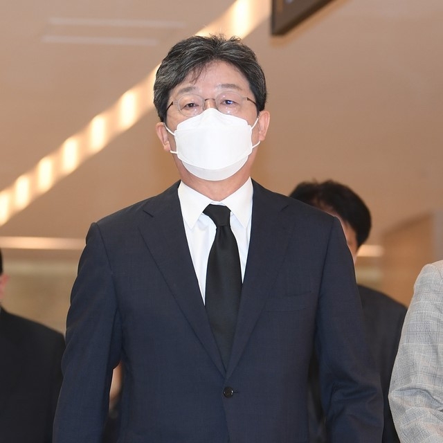 국회사진기자단 = 유승민 국민의힘 전 의원이 9일 서울 서대문구 신촌세브란스병원 장례식장에 마련된 최재형 전 감사원장의 부친 고 최영섭 예비역 대령의 빈소로 들어서고 있다.