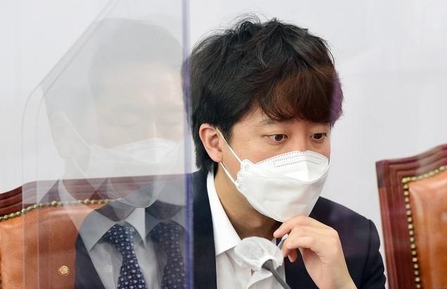 이준석 국민의힘 대표가 8일 국회에서 열린 최고위원회의에서 생각에 잠겨 있다. 