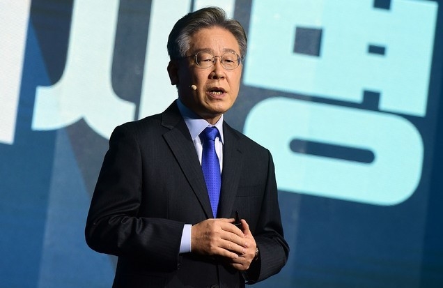 더불어민주당 제20대 대통령선거 예비후보자인 이재명 경기도지사가 7일 경기 파주의 한 스튜디오에서 열린 대선 후보 정책 언팩쇼에서 발표를 하고 있다. 