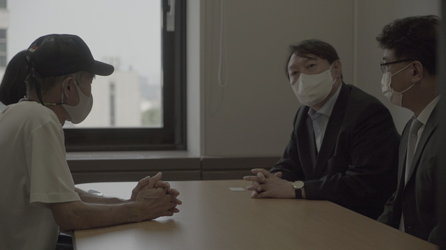 윤석열 전 검찰총장이 10일 오후 광화문의 대선캠프 사무실에서 해양수산부 피격 공무원 유가족과 면담을 갖고 있다. (사진= 윤석열 캠프 제공)