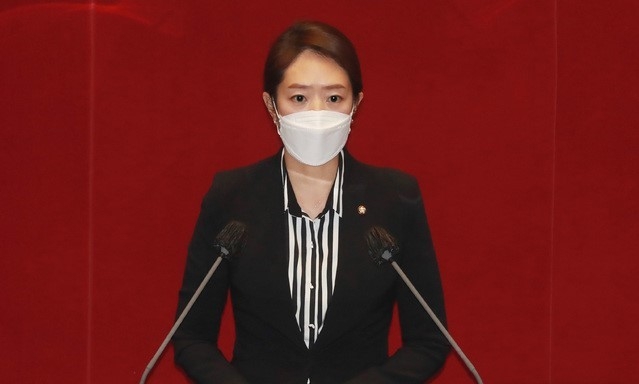 고민정 더불어민주당 의원이 1일 오후 서울 여의도 국회에서 열린 본회의에서 법률안 제안 설명을 하고 있다. (공동취재사진)