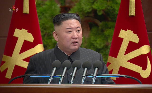 북한 조선중앙TV는 김정은 북한 노동당 총비서 겸 국무위원장이 당 중앙위원회 8기 2차 정치국 확대회의를 지난 29일 주재했다고 30일 방영했다. 김 총비서는 회의에서 간부 혁명을 언급하면서 비당적 행위 등을 엄중 질책했다. 