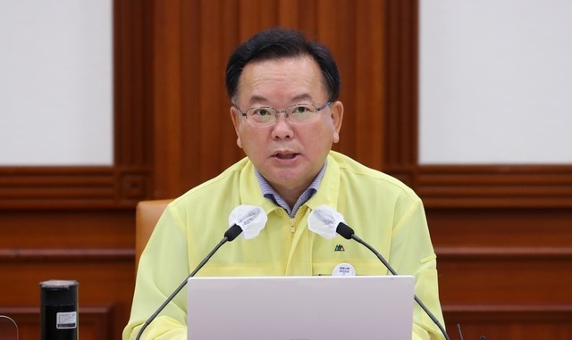  김부겸 국무총리가 11일 오후 서울 종로구 정부서울청사에서 열린 코로나19 대응 중앙재난안전대책본부 회의에 참석해 발언하고 있다. 