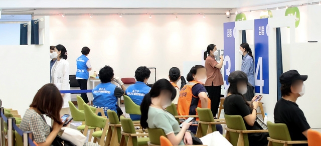 지난 8일 오후 서울 시내 한 코로나19 예방접종센터에서 접종 대상자들이 백신을 접종한 뒤 이상반응 모니터링을 위해 자리에 앉아 있다 (사진/뉴시스)