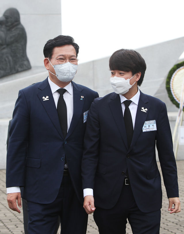 지난달 29일 오전 경기도 평택시 해군2함대 서해수호관 광장에서 열린 '제2연평해전 19주년 기념식'에서 더불어민주당 송영길 대표와 국민의힘 이준석 대표가 차량으로 이동하며 이야기를 나누고 있다 (사진=뉴시스 제공)