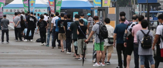 국내 코로나19 신규 확진자가 1324명으로 사흘 연속 1300명대를 기록한 11일 오전 서울 중구 서울역 인근에 마련된 임시선별진료소에서 시민들이 검사를 받기 위해 길게 줄을 서있다 (사진=뉴시스 제공)