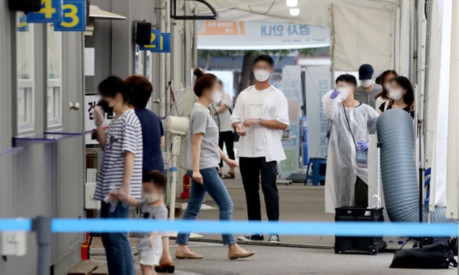 수도권 사회적 거리두기 4단계 격상을 하루 앞둔 지난 11일 오후 서울 영등포구 보건소 선별진료소를 찾은 시민들이 대기하고 있다 (사진=뉴시스 제공)