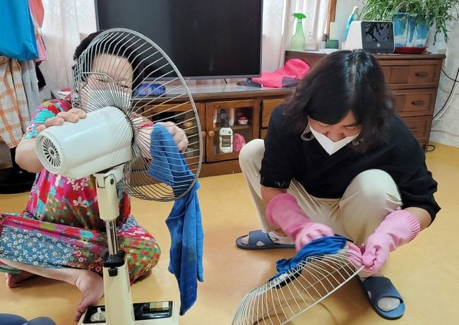 ㅎ마양군이 냉방기 작동 여부를 점검하고 있다.