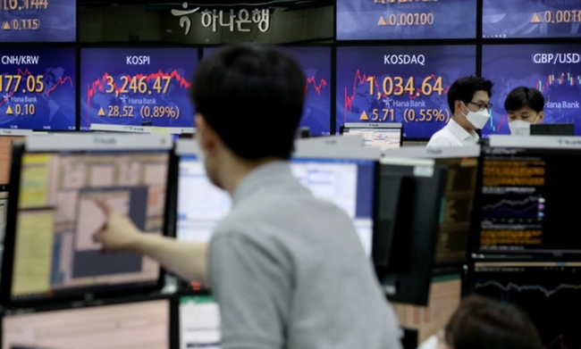 코스피가 전 거래일(3217.95)보다 28.52포인트(0.89%) 오른 3246.47에 장을 마감한 12일 오후 서울 중구 하나은행 딜링룸에서 딜리들이 업무를 보고 있다. 이날 코스닥 지수는 전 거래일(1028.93)보다 5.71포인트(0.55%) 오른 1034.64에, 원·달러 환율은 전 거래일(1149.1원)보다 2.1원 내린 1147.0원에 마감했다 (사진=뉴시스 제공)