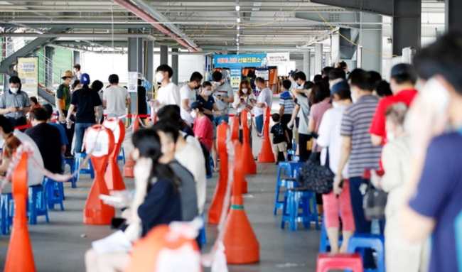 12일 오전 광주 북구 용봉동 선별진료소에 코로나19 검사를 받으려는 시민 발길이 잇따르고 있다. 수도권을 중심으로 4차 감염 유행이 번지면서 각 선별진료소에도 긴 줄이 늘어섰다 (사진=뉴시스 제공)