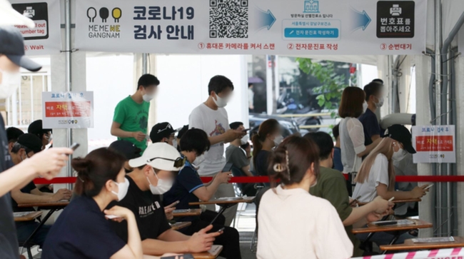 사회적 거리두기 4단계 시행 첫날인 12일 오후 서울 강남구 보건소 선별진료소에서 시민들이 검사를 받기 위해 전자문진표를 작성하고 있다 (사진=뉴시스 제공)