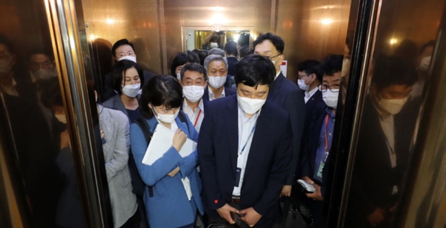 최저임금위원회 사용자위원들이 12일 정부세종청사 고용노동부 내 최저임금위원회 전원회의장에서 열린 제9차 전원회의에서 공익위원의 안에 반발하며 전원 퇴장하고 있다 (사진=뉴시스 제공)